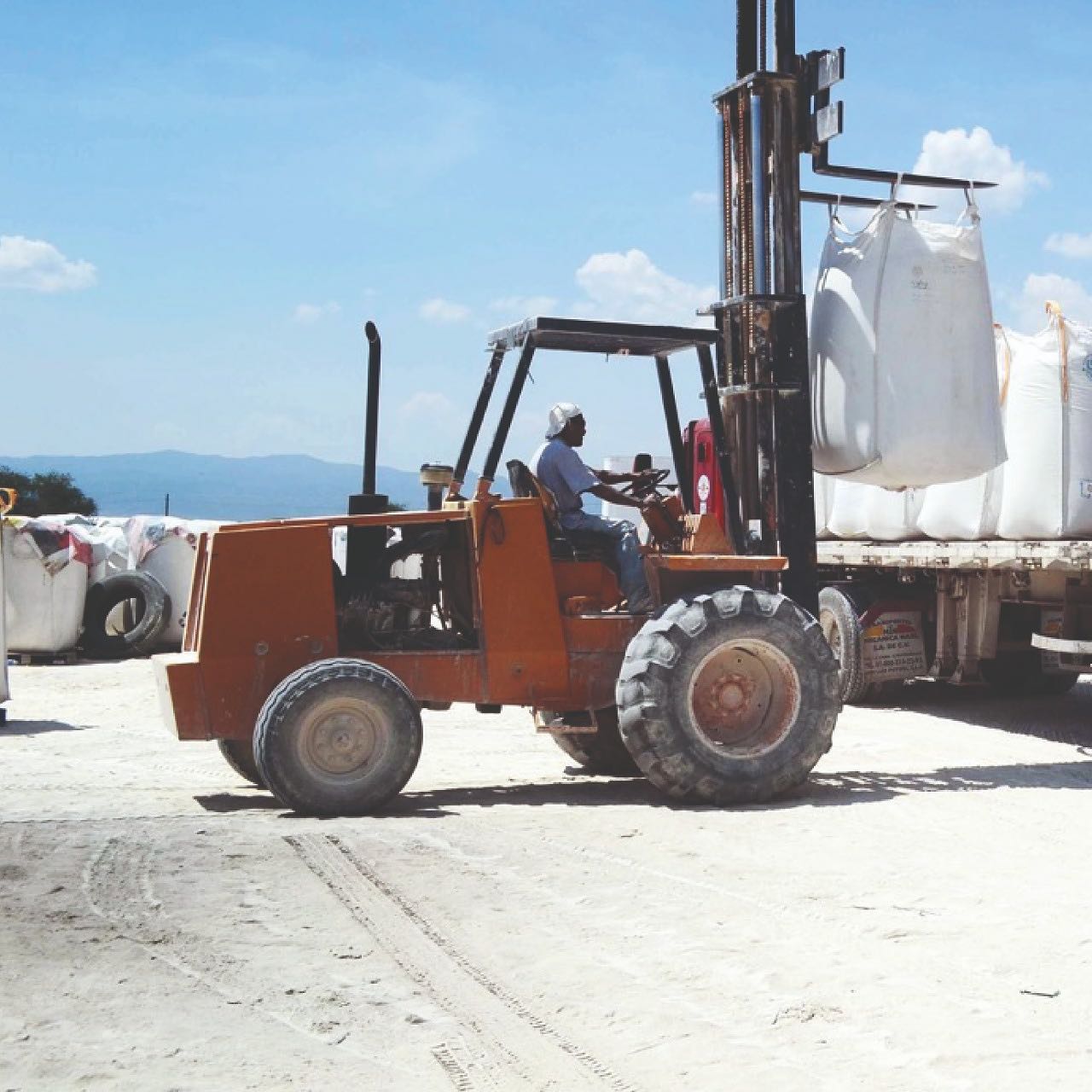 carga de big-bags para embarque en patio de la planta