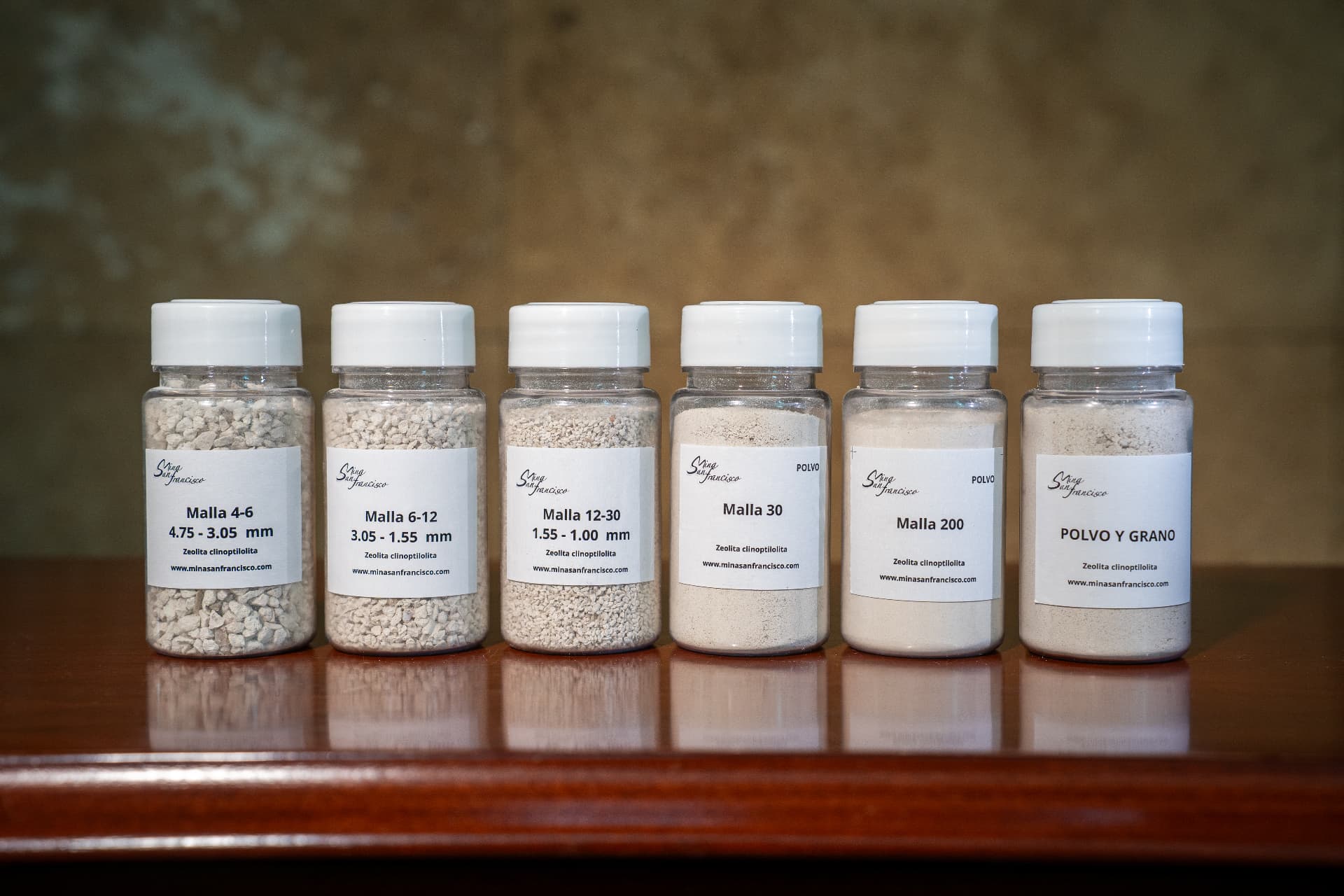 Seis muestras de zeolita por malla, de grano grueso a polvo fino