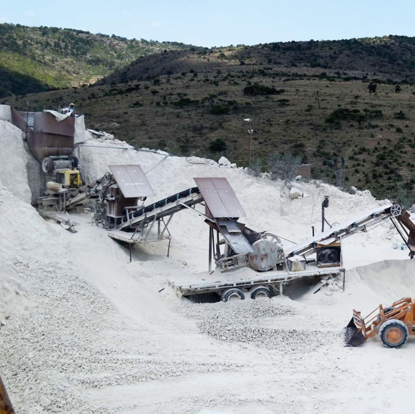 planta propia de molienda y cribado en operación