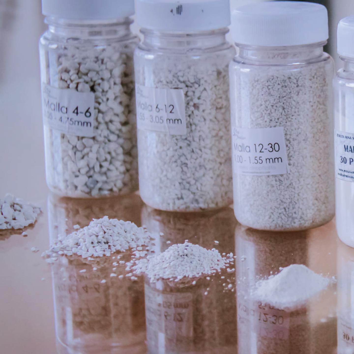 Muestras de zeolita por malla, de grano grueso a polvo fino